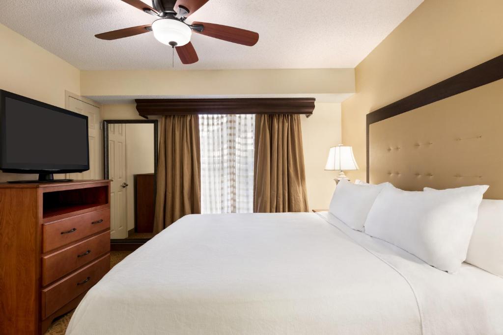 Homewood Suites by Hilton Dallas-Park Central Area image 7